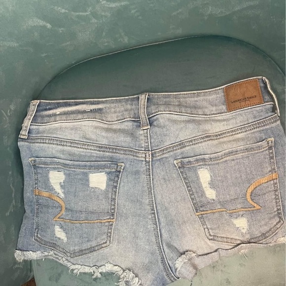 American eagle distressed light wash shortie size 6 - Picture 2 of 4